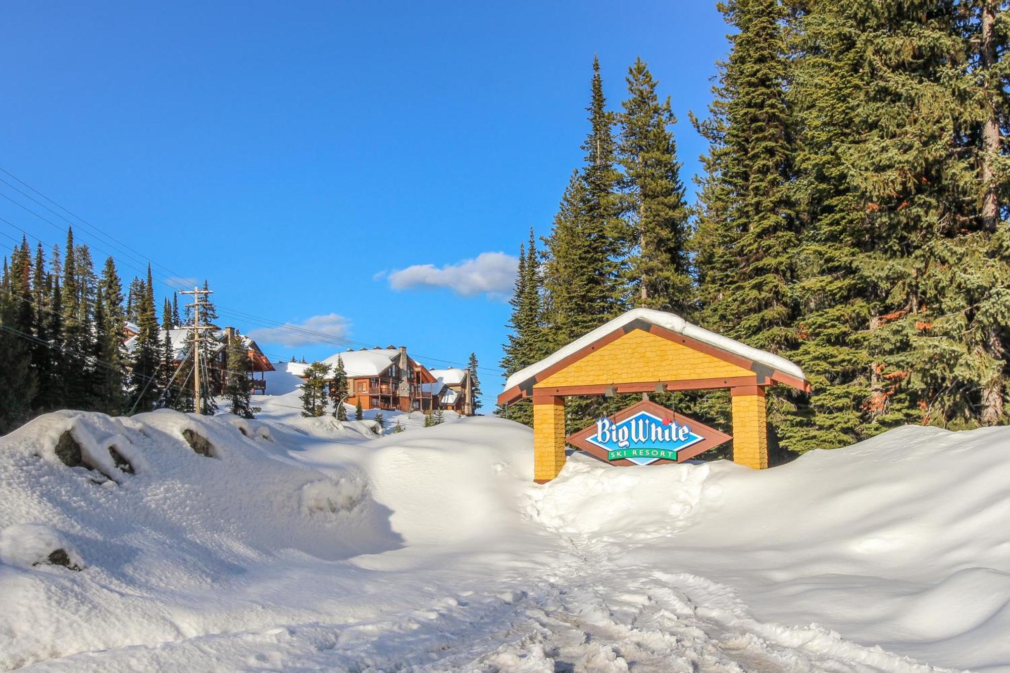 Glacier Lodge Big White Ski Resort Room photo